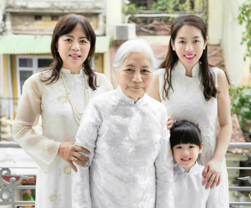 Câu chuyện thú vị về gia đình nữ doanh nhân giữ nghề thêu trên phố cổ Hà Nội