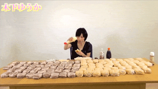 “Choáng” với cô gái Nhật Bản ăn hết 5kg mỳ ăn liền Việt Nam