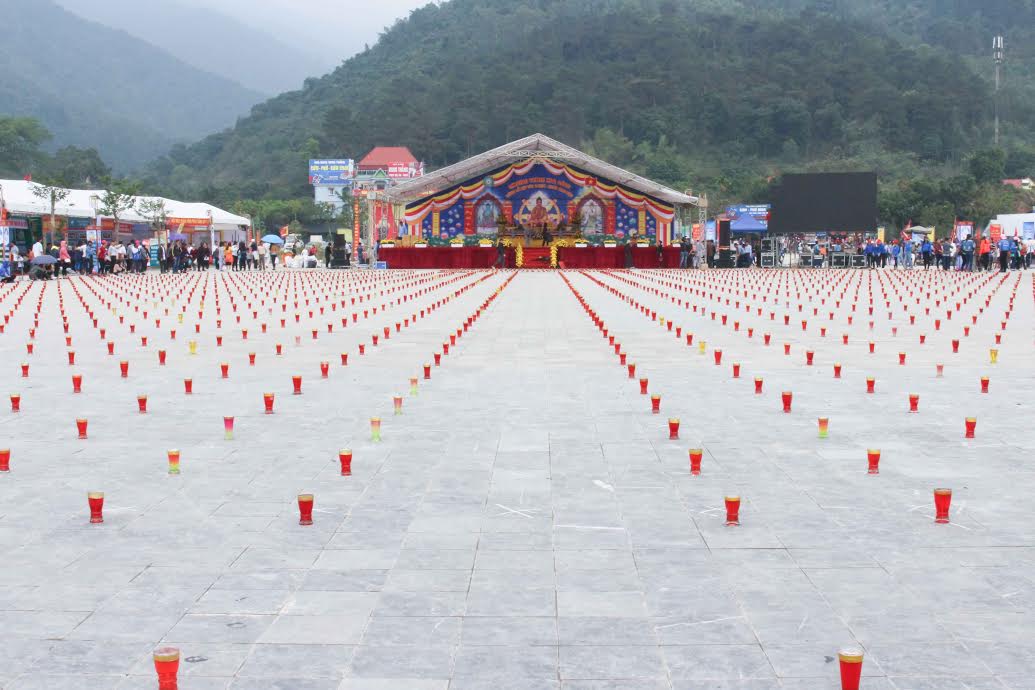 10.000 ngọn nến được thắp sáng Đêm hội hoa đăng Tây Thiên