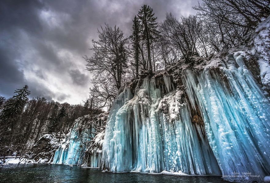 Vẻ đẹp bất tận của thác nước đóng băng ở Croatia