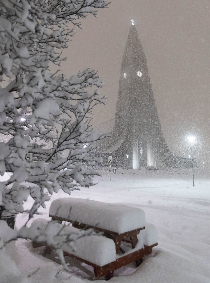 Khung cảnh lãng mạn khi tuyết rơi kỷ lục ở Thủ đô của Iceland sau 80 năm