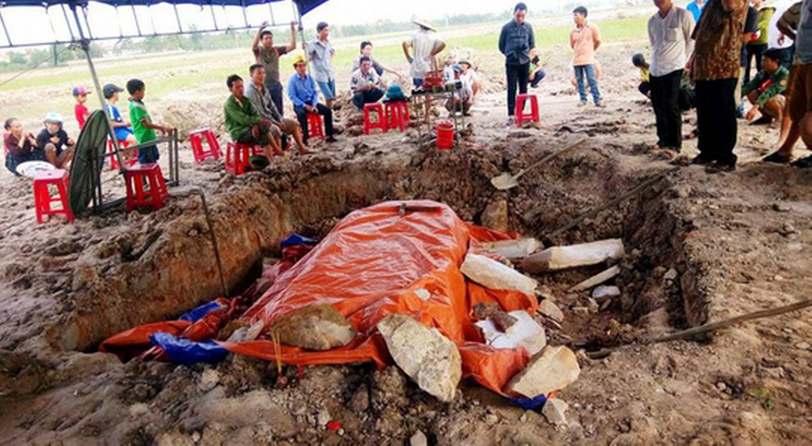 Quảng Bình: Đào đất san mặt bằng phát hiện mộ cổ bằng đá nguyên khối