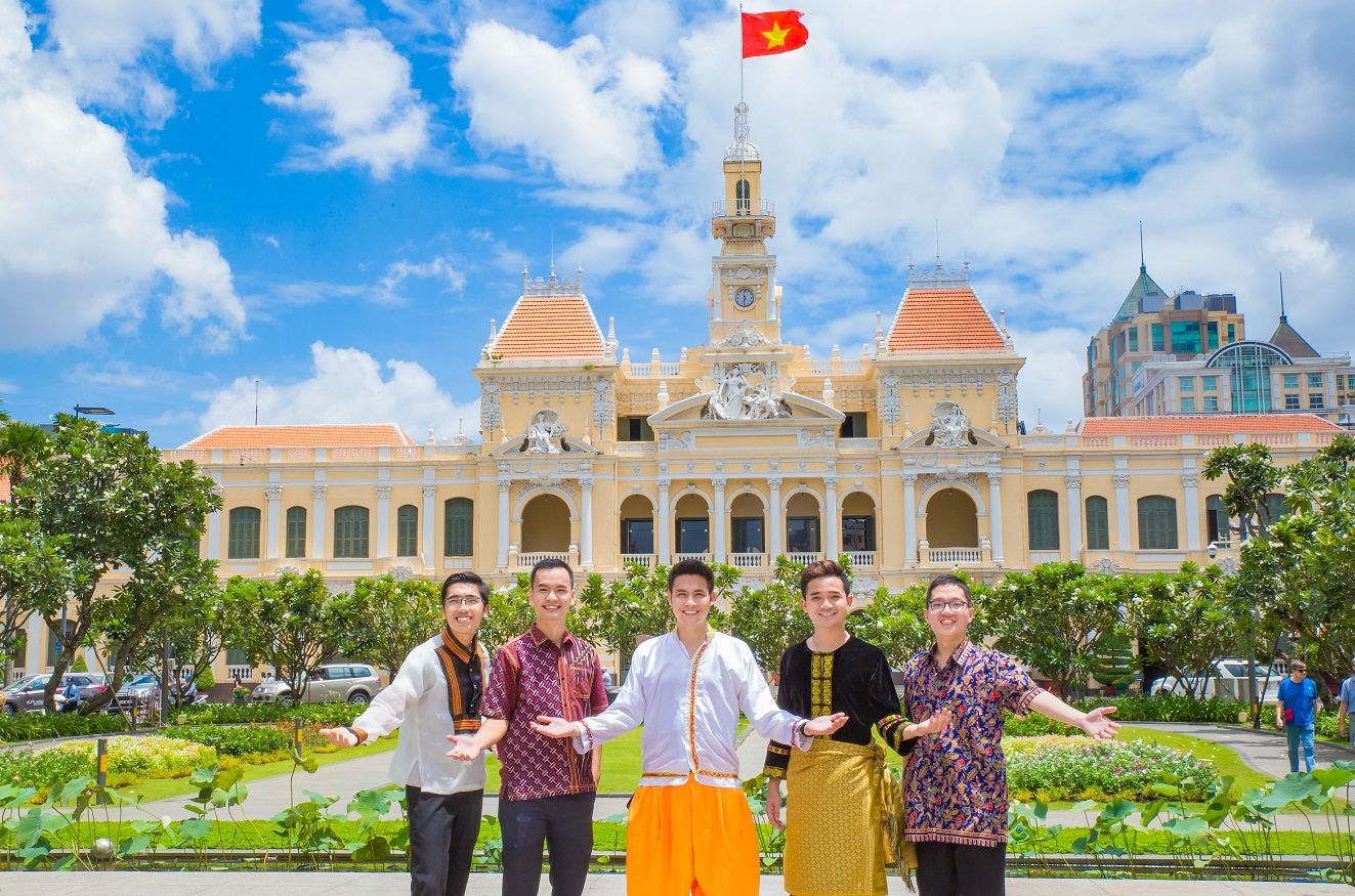 Thanh niên Việt tự hào mặc quốc phục Đông Nam Á dịp kỷ niệm 50 năm thành lập ASEAN