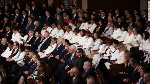 Nữ nghị sĩ Dân chủ đồng loạt mặc đồ trắng khi TT Trump phát biểu