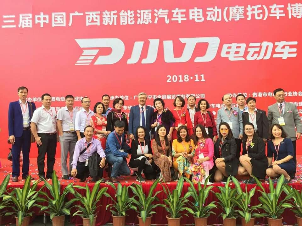 Từ ngày 08/11- 11/11/2018, nhận lời mời của Hiệp hội xe điện Trung Quốc, đoàn Doanh nhân Viện Doanh nhân APEC TTXTTM VN đã tham dự Triển lãm xe máy, ô tô điện lần thứ 4 năm 2018 tại TP Nam Ninh - Trung Quốc.